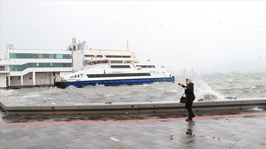 İzmir'de fırtına nedeniyle vapur ve tren seferlerinde aksama yaşanıyor